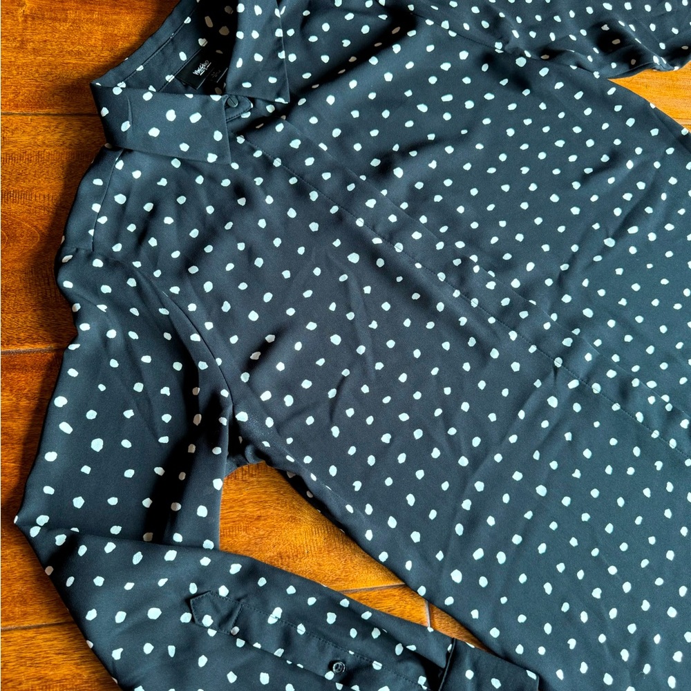 Nice polka dot bottom up short in black and white.